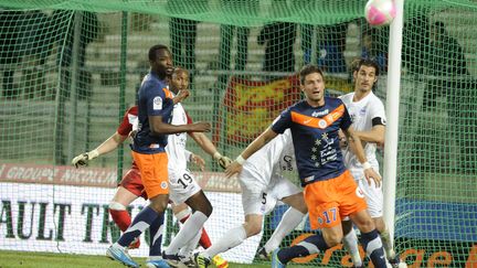 L'attaquant montpelli&eacute;rain Olivier Giroud face &agrave; la d&eacute;fense de Caen, le 11 mars 2012. (JEAN YVES DESFOUX / MAXPPP)