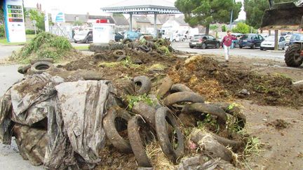 &nbsp; (Des déchets devant un supermarché de Combourg en Ille-et-Vilaine début juin © MaxPPP)