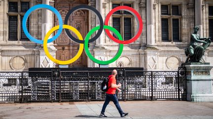 Les anneaux olympiques s'affichent devant la mairie de Paris, le 4 août 2023. (XOSE BOUZAS / HANS LUCAS / AFP)