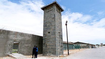 visitent la prison de Robben Island transformée en musée en 1996.
 
Avant de devenir l’une des prisons les plus célèbres du monde, elle a d’abord été une léproserie, un asile psychiatrique puis un lieu militaire.
 
Mais en 1961, elle est une prison de haute sécurité pour des personnes condamnées à de longue peine. Elle accueillera au fil des ans bon nombre de militants anti-apartheid. (REUTERS/Mike Hutchings)