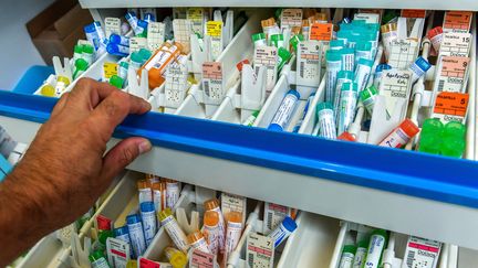 Des tubes d'homéopathie, das une pharmacie de Lille, le 3 septembre 2018. (PHILIPPE HUGUEN / AFP)