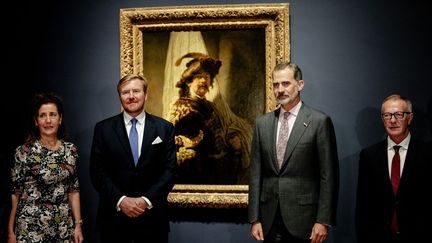 Willem-Alexander des Pays-Bas et Felipe VI d'Espagne posent devant le&nbsp;Porte-Étendard&nbsp;de Rembrandt lors de l'inauguration de l'exposition Rembrandt-Velazquez à Amsterdam en octobre 2019 (ROBIN VAN LONKHUIJSEN / ANP / AFP)