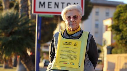 Martine Landry, militante d'Amnesty international, le 16 décembre 2017 à Menton (Alpes-Maritimes), à la frontière franco-italienne. (VALERY HACHE / AFP)