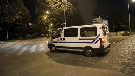 Un camion de CRS circule à La Courneuve lundi soir après qu'un jeune ait reçu une balle en plein coeur - 25/05/10 (AFP Fred Dufour)