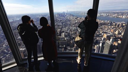 Des visiteurs au 102e étage de l'Empire State Building profitent de la vue à 360 degrés sur New York, le 10 octobre 2019. (RICHARD DREW/AP/SIPA / SIPA)