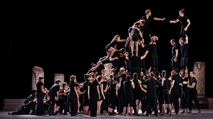 "Möbius Morphosis" réunit 35 acrobates de la compagnie XY, 25 danseurs du ballet de l’opéra de Lyon et, pour les représentations parisiennes, une cinquantaine de jeunes chanteuses et chanteurs de la maitrise de Radio France. (QUENTIN CHEVRIER UNQUENTIN@GMAIL)