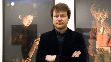 Mathieu Pernot devant ses images de la série "Le Feu" exposées au Jeu de Paume (Paris, le 10 février 2014)
 (Anne Viannet / MaxPPP)