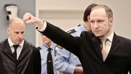 Dans une ultime provocation, Anders Behring Breivik a quitt&eacute; jeudi la salle d'audience en faisant son salut d'extr&ecirc;me-droite. (CORTESÍA / AFP)