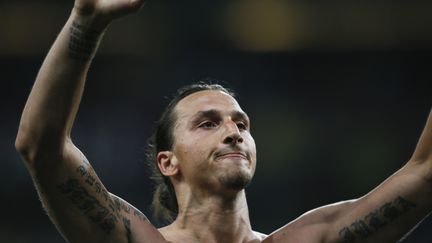 L'attaquant su&eacute;dois Zlatan Ibrahimovic salue les supporters de son &eacute;quipe apr&egrave;s la victoire face &agrave; la France, mardi 19 juin &agrave; Kiev (Ukraine). (MICHAEL DALDER / REUTERS)