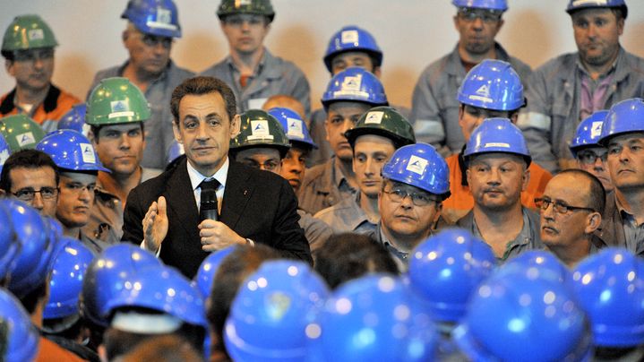 Symbole du "travailler plus pour gagner plus", la d&eacute;fiscalisation des heures suppl&eacute;mentaires&nbsp;est finalement jug&eacute;e "peu efficiente" par l'Inspection g&eacute;n&eacute;rale des finances. (THIERRY ZOCCOLAN / AFP)