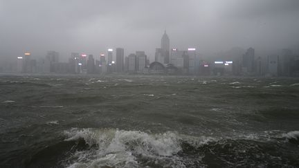 La ville de Hong Kong a, elle, vite été engloutie par les nuages et la pluie. (ANTHONY WALLACE / AFP)