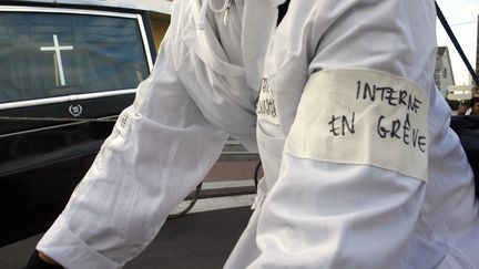 Des internes en médecine en grève, le 22 octobre 2007, à&nbsp;Lingolsheim, dans le Bas-Rhin. (OLIVIER MORIN / AFP)