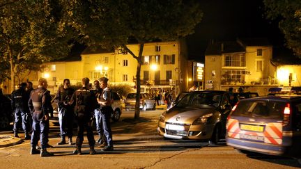 80 gendarmes ont &eacute;t&eacute; d&eacute;ploy&eacute;s &agrave; Roquemaure, dans le Gard, pour faire face &agrave; de violents affrontements opposant deux bandes de jeunes, le 26 juillet 2014. (MAXPPP)