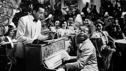 Humphrey Bogart et Dooley Wilson, au piano, dans "Casablanca".
 (Archives du 7ème art/Photo12/AFP)