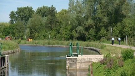 Le corps de la fillette a &eacute;t&eacute; retrouv&eacute; par un coureur,&nbsp;apr&egrave;s l'&eacute;cluse d'Ailly-sur-Somme (Somme), le 6 juin 2014. (FRANCE 3 PICARDIE)