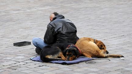 Un homme sans domicile fixe, dans une rue de Nantes (Loire-Atlantique), en octobre 2011. (ALAIN LE BOT / PHOTONONSTOP / AFP)