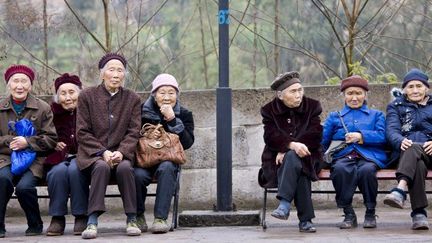 Vieilles femmes chinoises assises sur un banc de Chongqing, en Chine. (TIM GRAHAM / ROBERT HARDING HERITAGE / ROBERTHARDING)