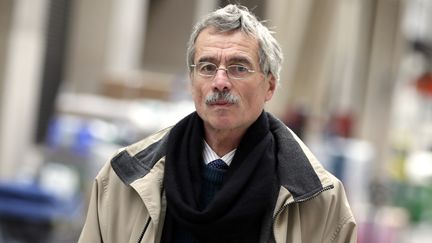 Le juge d'instruction&nbsp;Renaud Van Ruymbeke en charge du volet financier de l'affaire Karachi arrive &agrave; l'a&eacute;roport de Paris, le 29 octobre 2012. (KENZO TRIBOUILLARD / AFP)