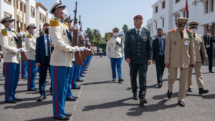 Cette photo publiée par l'armée israélienne montre le chef d'état-major des Forces de défense israéliennes, Aviv Kochavi (C), arrivant au quartier général des Forces armées royales marocaines (FAR) à Rabat le 19 juillet 2022. - (- / AFP)