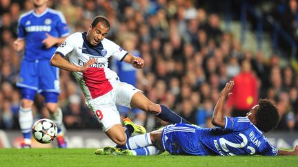 Lucas&nbsp;Moura (G) face &agrave; Willian lors du match retour des quarts de finale de la Ligue des champions, le 8 avril 2014, &agrave; Londres (Royaume-Uni). (GLYN KIRK / AFP)