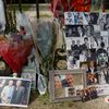 Des photos et des fleurs déposées en hommage à Alain Delon, mort à l'âge de 88 ans, devant sa résidence de Douchy (Loiret), le 19 août 2024. (GUILLAUME SOUVANT / AFP)