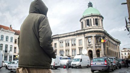 &nbsp; (Un homme marche dans une rue de Molenbeek ©maxPPP)