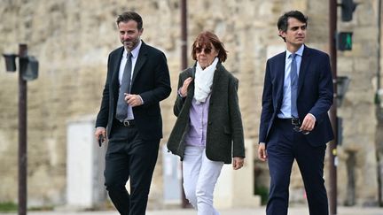 Gisèle Pelicot et ses avocats arrivent au tribunal d'Avignon (Vaucluse), où se déroule le procès des 51 hommes accusés dans l'affaire des viols de Mazan, le 2 octobre 2024. (MIGUEL MEDINA / AFP)