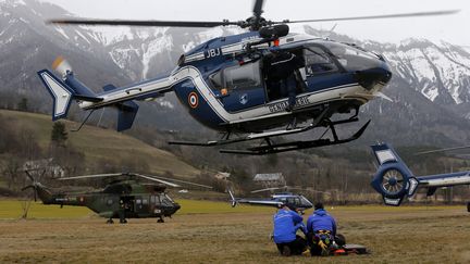 Un h&eacute;licopt&egrave;re de la gendarmerie atterrit &agrave; Seyne-les-Alpes (Alpes-de-Haute-Provence), pr&egrave;s de l'endroit o&ugrave; un Airbus A320 s'est &eacute;cras&eacute; avec 150 personnes &agrave; son bord, le 24 mars 2015.&nbsp; (JEAN-PAUL PELISSIER / REUTERS)