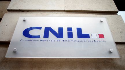 Le logo de la Cnil au siège de l'organisation, à Paris, le 9 mai 2016. (CHARLES PLATIAU / REUTERS)