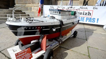 &nbsp; (Une maquette du Bugael Breizh déposée par des proches des victimes devant la cour d'appel de Rennes le 3 mars 2015© Maxppp)