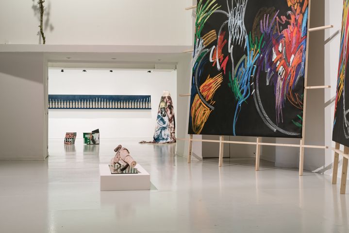 Vue de l’exposition "Des grains de poussière sur la mer", La Ferme du Buisson, 2022-23, avec les œuvres de Kenny Dunkan, Adler Guerrier, Audry Liseron-Monfils, Raphaël Barontini et Julie Bessard, (EMILE OUROUMOV EMILEOUROUMOV)