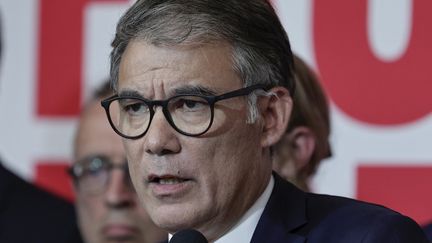 Le patron du PS Olivier Faure donne un discours après l'annonce des résultats du second tour des législatives, à Paris, le 7 juillet 2024. (STEPHANE DE SAKUTIN / AFP)