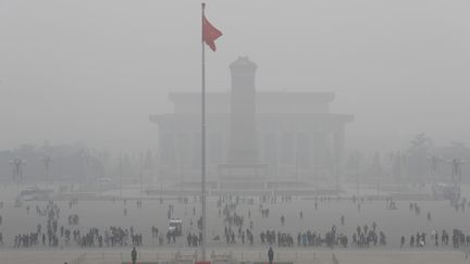 L'emblématique place Tiananmen, à Pékin, le 20 décembre 2016, est recouverte par un épais&nbsp;"smog" de pollution. La capitale chinoise est en alerte rouge depuis le 16 décembre. (JUN YASUKAWA / YOMIURI)