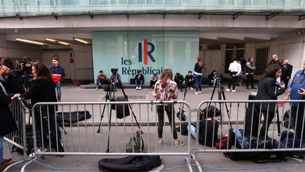 Devant le siège des Républicains. (JACQUES DEMARTHON / AFP)