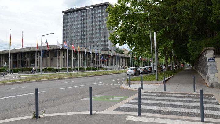 Avant - Devant l'hôtel de ville (franceinfo)