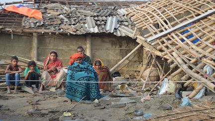 Une famille népalaise devant sa maison détruite par la tempête, dans le district de Bara, le 1er avril 2019. (DIWAKAR BHANDARI / AFP)