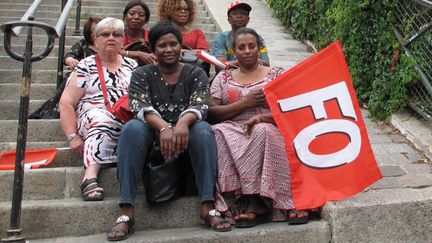 Les "dames pipi" de Paris protestent contre la suppression de leurs emplois, le 27 juillet 2015, &agrave; Paris.&nbsp; (MAXPPP)