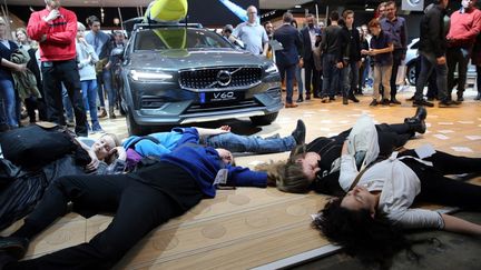 Les manifestants d'Extinction Rebellion durant leur "die in", le 18 janvier 2020 à Bruxelles. (FRANCOIS WALSCHAERTS / AFP)