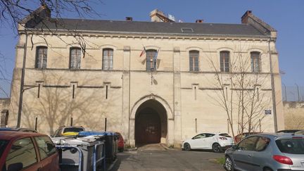 Illustration de la façade de la maison d'arrêt de Périgueux en Dordogne. (THIBAULT DELMARLE / RADIO FRANCE)