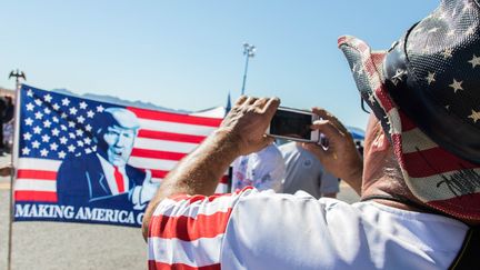 Randal Thom, éleveur du Minnesota, prend des photos lors d'un meeting de Donald Trump, le 19 octobre 2018. (VALENTINE PASQUESOONE / FRANCEINFO)