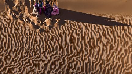 Des enfants jouant sur une dune. (Yann Arthus-Bertrand)