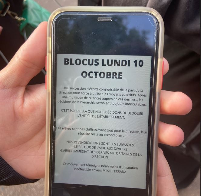 Un élève montre sur son téléphone le tract distribué par le CVL à l'occasion de la mobilisation du 10 octobre 2022, la veille des affrontements qui ont éclaté avec les forces de l'ordre au lycée Joliot-Curie, à Nanterre (Hauts-de-Seine).&nbsp; (RACHEL RODRIGUES / FRANCEINFO)