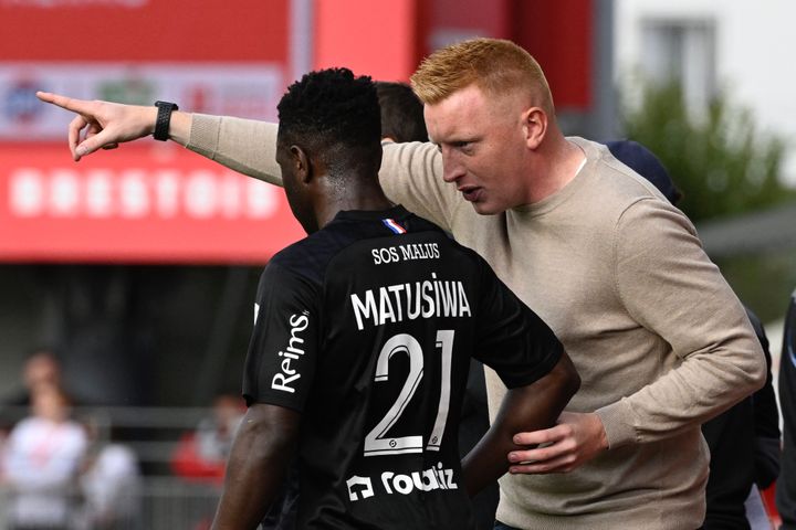 Reims coach William Still gives his instructions to his playmaker Azor Matusiwa during a Ligue 1 match against Brest on October 30, 2022. (DAMIEN MEYER / AFP)