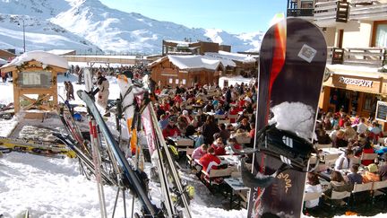 Terrasse de café d'altitude à Val-Thorens (Savoie). (JEAN-PIERRE CLATOT / AFP)