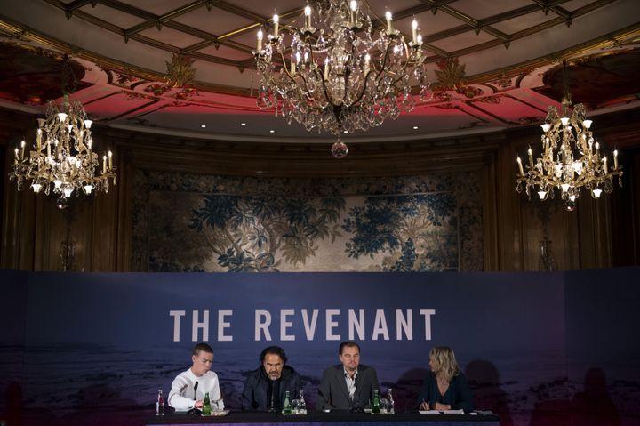 Leonardo DiCaprio, Alejandro González Iñárritu et Will Poulter à Paris pour "The revenant"
 (Martin Bureau / AFP)