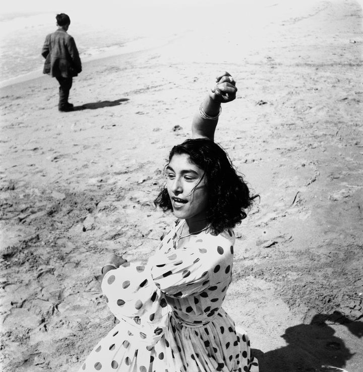 Lucien Clergue. Draga en robe à pois, Saintes-Maries-de-la-Mer, 1957 (Lucien Clergue)