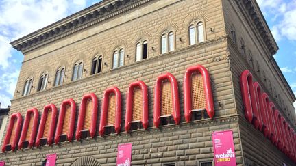 Le Palazzo Strozzi, bâtiment typique de la Renaissance, entouré de canots évoquant le calvaire des migrants.
 (Alvise Armellini / DPA)