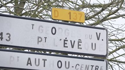 Dans le petit village de Saint-George-du-Vièvre (Normandie), qui abrite 853 habitants, les commerces reprennent vie les uns après les autres, contredisant l’idée que la désertification est inévitable. (France 2)