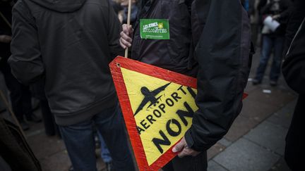 Un opposant &agrave; la cr&eacute;ation de l'a&eacute;roport Notre-Dame-des-Landes (Loire-Atlantique) participe &agrave; une manifestation, le 10 novembre 2012. (MAXPPP)