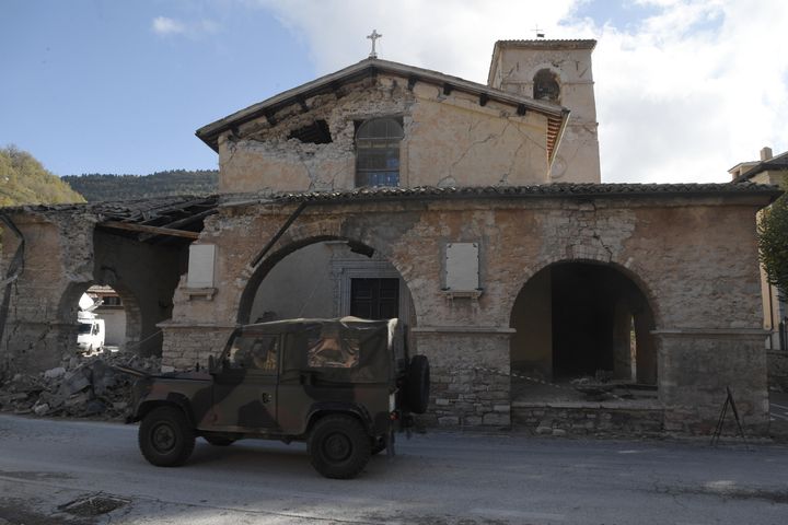 L'église de Borgo Sant'Antonio, près de Visso (Italie), a été endommagée par les séismes du 26 octobre 2016.&nbsp; (TIZIANA FABI / AFP)